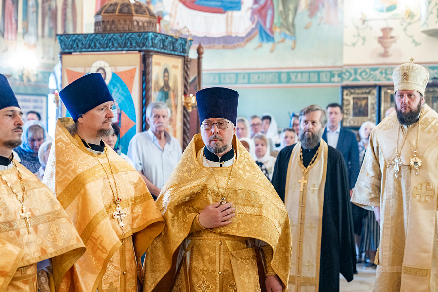 Божественная литургия в Никольском храме посёлка Володарского Ленинского г.о. в день перенесения мощей святителя Николая Чудотворца